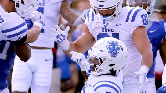 Duke player apologizes for swatting at female trainer's arm (College Football)