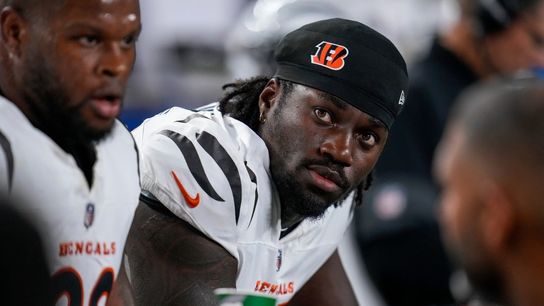 Bengals DE Shemar Stewart injures leg, carted from field (NFL)