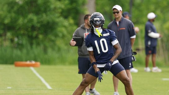 Bears WR Luther Burden limps off field with leg injury (NFL)