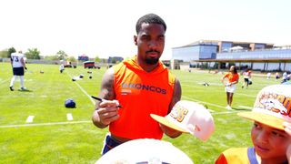 Broncos coach: WR Jaylen Waddle (leg) out 4-5 days (NFL). Photo by Ron Chenoy-Imagn Images