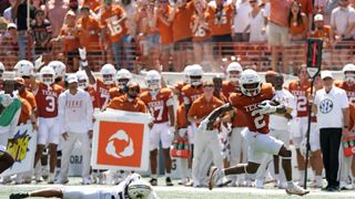 Manning ties career high with four TD passes as No. 5 Texas rolls past Texas State (College Football). Photo by Scott Wachter-Imagn Images
