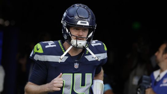 Seahawks QB Sam Darnold questionable to return vs. Pats with hip injury (NFL)