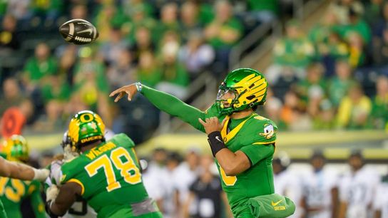 No. 21 Oregon opens with 8 straight TDs in 84-0 rout of Portland State (College Football). Photo by Ben Lonergan