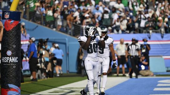 Darius Cooper’s late TD lifts Eagles past Titans in comeback win (NFL). Photo by Steve Roberts