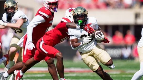 Wake Forest rallies past No. 16 Louisville behind Ty Clark III’s 2 TDs (College Football). Photo by Chris Carter