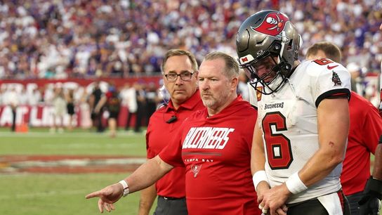 Buccaneers QB Baker Mayfield dislocates thumb vs. Vikings (NFL)