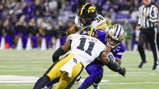 Washington QB Demond Williams Jr. exits Iowa game due to injury (College Football)