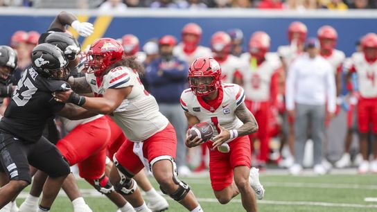 Arizona extends winning streak, rolls past West Virginia 52-31 (College Football). Photo by Ben Queen