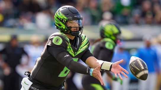 QB situation unsettled for Oregon ahead of clash with Illinois (College Football). Photo by Ben Lonergan