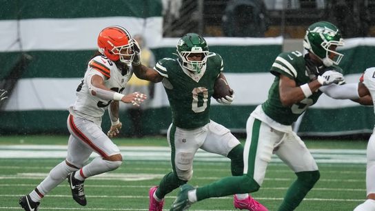 Jets beat sloppy Browns to snap 3-game skid (NFL). Photo by Robert Deutsch