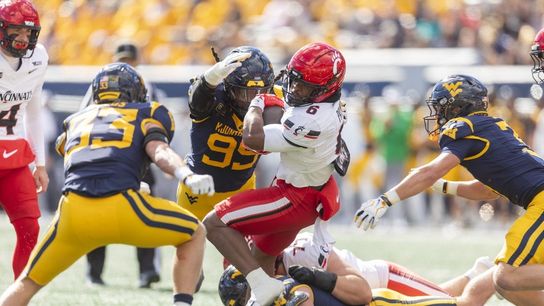 Field goal as time expires lifts West Virginia over Cincinnati  (College Football). Photo by Ben Queen