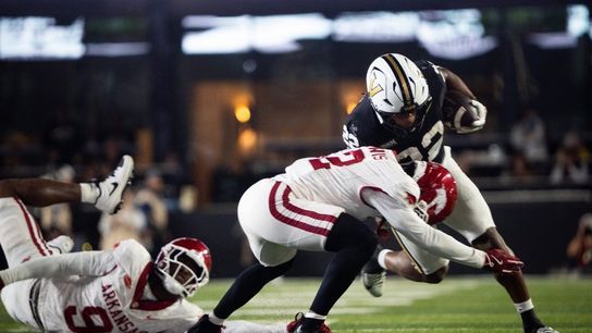 Arkansas snaps 14-game SEC losing streak with defeat of Vanderbilt (College Football)