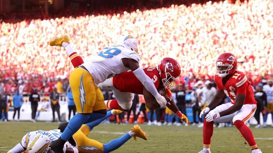 Chiefs remain unbeaten, control winless Chargers, (NFL)
