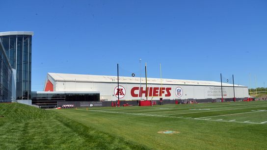 Chiefs close facility after staffer tests positive for COVID-19 (NFL)
