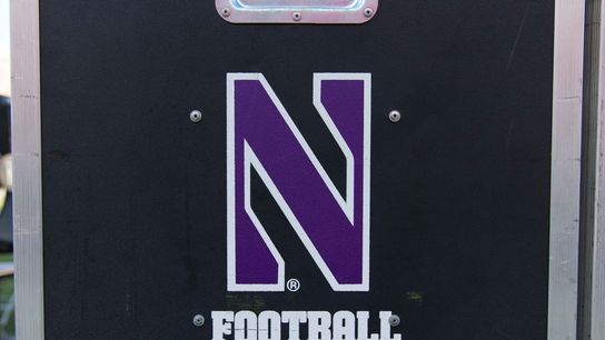 Northwestern WR Holman carted off after hit to head (College Football)