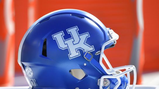 Kentucky offensive line pays tribute to late coach (College Football)