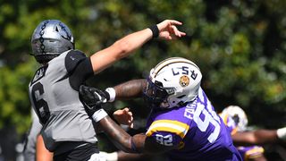 Report: LSU DE Farrell opting back in (College Football)