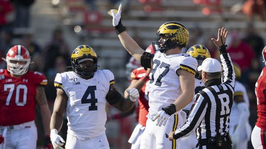 Michigan DE Hutchinson sustains broken leg (College Football)