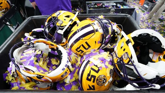 From plastic to cloth, NCAA teams mask up (College Football)