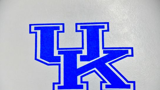 Kentucky assistant coach Schlarman, 45, dies of cancer (College Football)