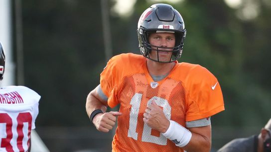 Bucs rookie LB knocks down Brady in practice (NFL)