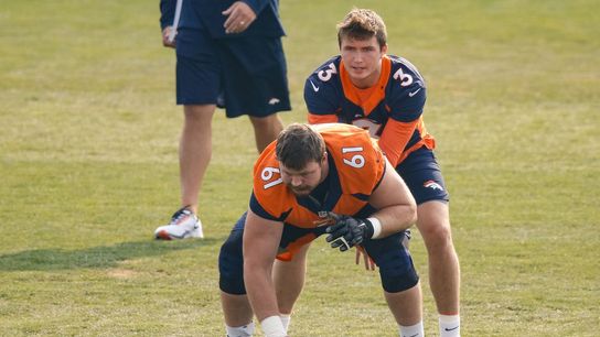 Reports: Broncos G Glasgow, Vikings LB positive for COVID-19 (NFL)