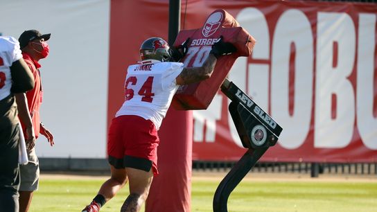 Buccaneers re-sign OG Aaron Stinnie (NFL)