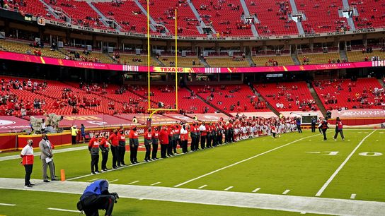 Chiefs, Texans lock arms in pregame show of unity (NFL)