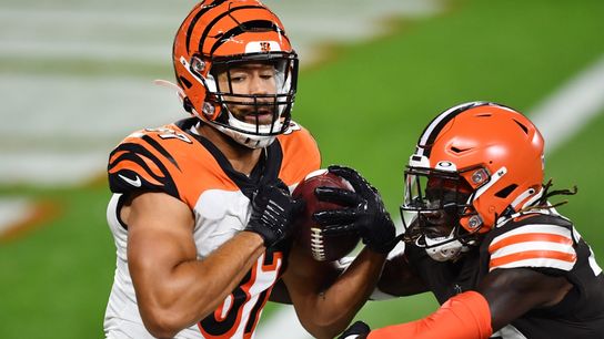 Bengals TE Uzomah carted off with leg injury (NFL)