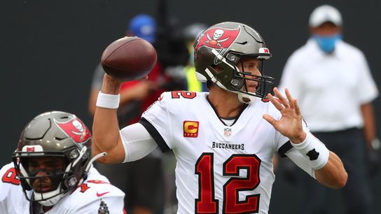 Brady tosses 5 TDs to lift Bucs past Chargers (NFL)