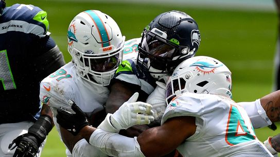 Wilson, Carson lift unbeaten Seahawks past Dolphins (NFL)