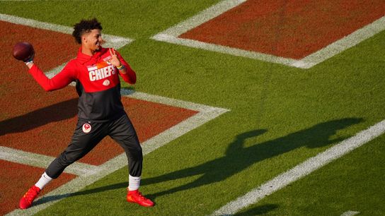 Mahomes: Postgame hug a 'mental lapse' (NFL)