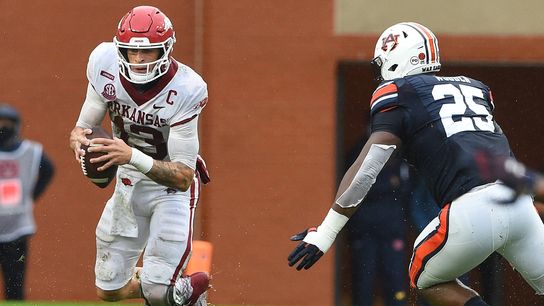 No 13. Auburn edges Arkansas in closing seconds (College Football)