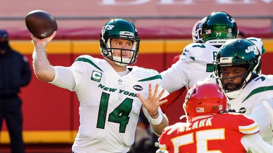 Report: Darnold has MRI, will play with ailing shoulder (NFL)