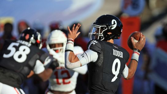 No. 6 Cincinnati tops Houston to stay undefeated (College Football)