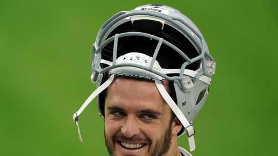 Carr, surprising Raiders host Broncos (NFL)
