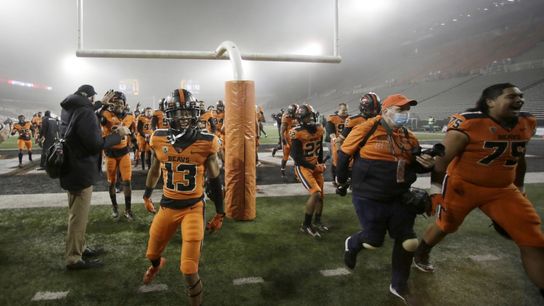 Top 25 roundup: Oregon State tops No. 9 Oregon in final minute (College Football)