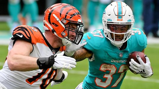 Dolphins place top RB Gaskin on COVID-19 list (NFL)