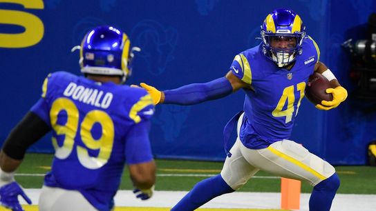 Akers runs for 171 yards as Rams rout Patriots (NFL)