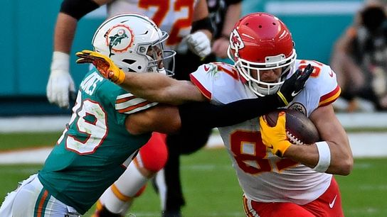 Hill scores rushing, receiving TDs as Chiefs edge Dolphins (NFL)