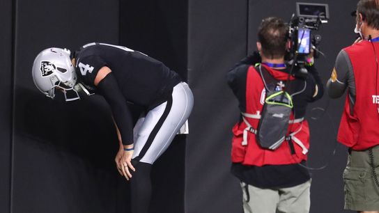 Raiders QB Carr exits with groin injury (NFL)