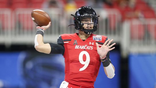 Cincinnati QB Desmond Ridder staying in school (College Football)