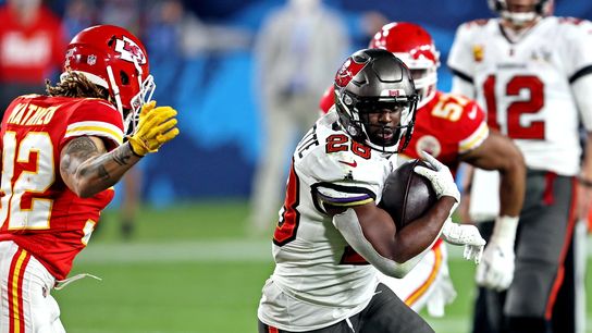 RB Leonard Fournette officially re-signs with Buccaneers (NFL)