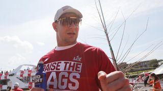 TE Rob Gronkowski re-signs with Buccaneers (NFL)
