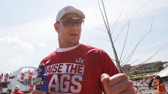 TE Rob Gronkowski re-signs with Buccaneers (NFL)
