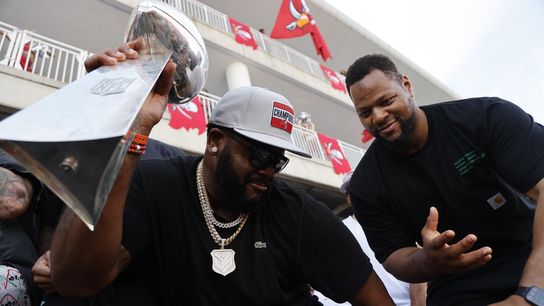 Reports: Bucs keep Ndamukong Suh, extend LT Donovan Smith (NFL)