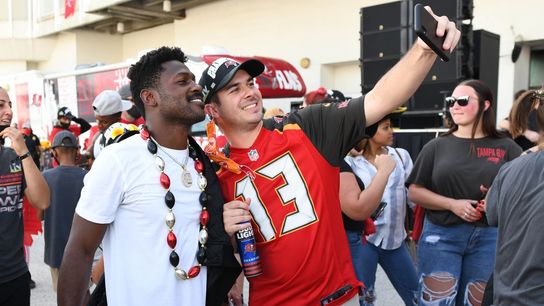 Buccaneers yet to re-sign Antonio Brown, awaiting physical (NFL)