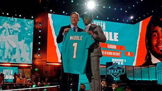 Dolphins sign No. 6 pick Jaylen Waddle (NFL)