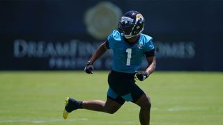 Travis Etienne works at WR for Urban Meyer, Jaguars (NFL)