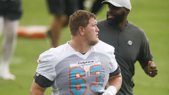 Dolphins to place starting C Michael Deiter on IR (NFL)